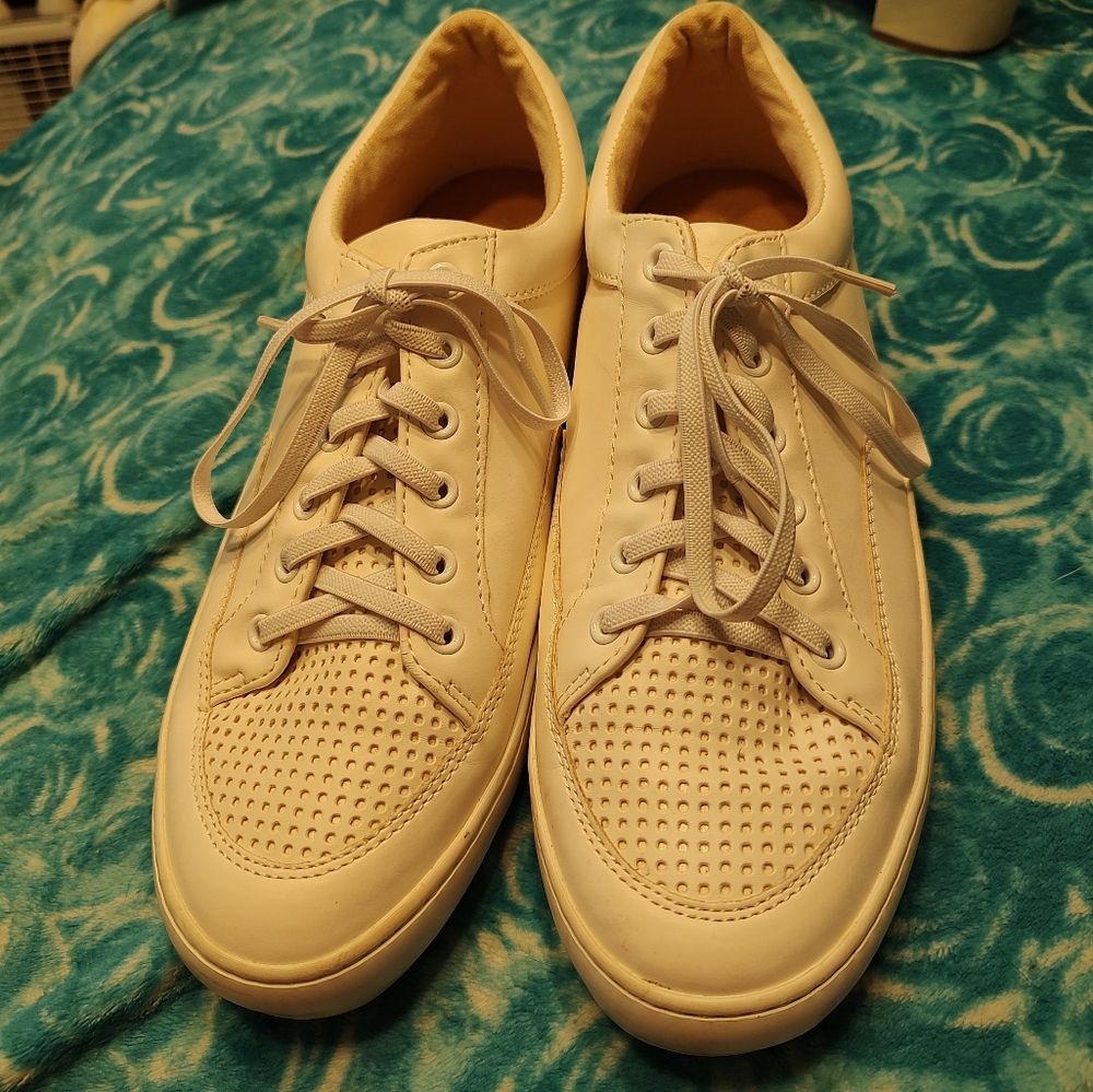 WOMANS TENNIS SHOES